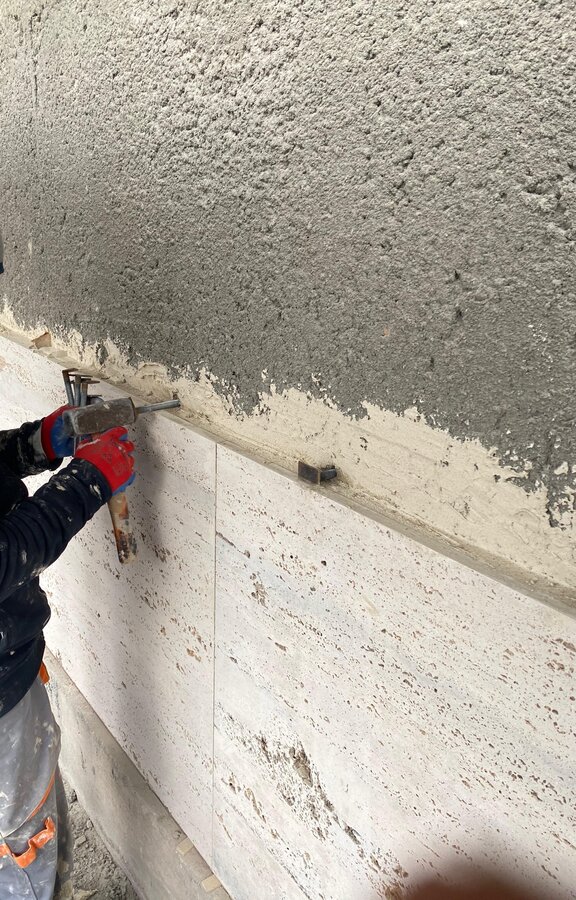 Fixarea plăcilor de travertin