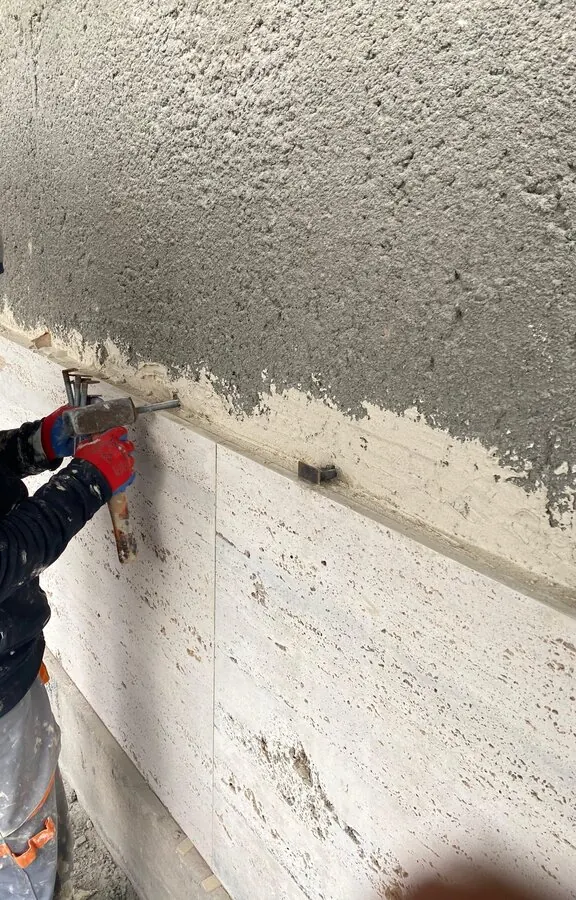 Fixarea și nivelarea plăcilor de travertin