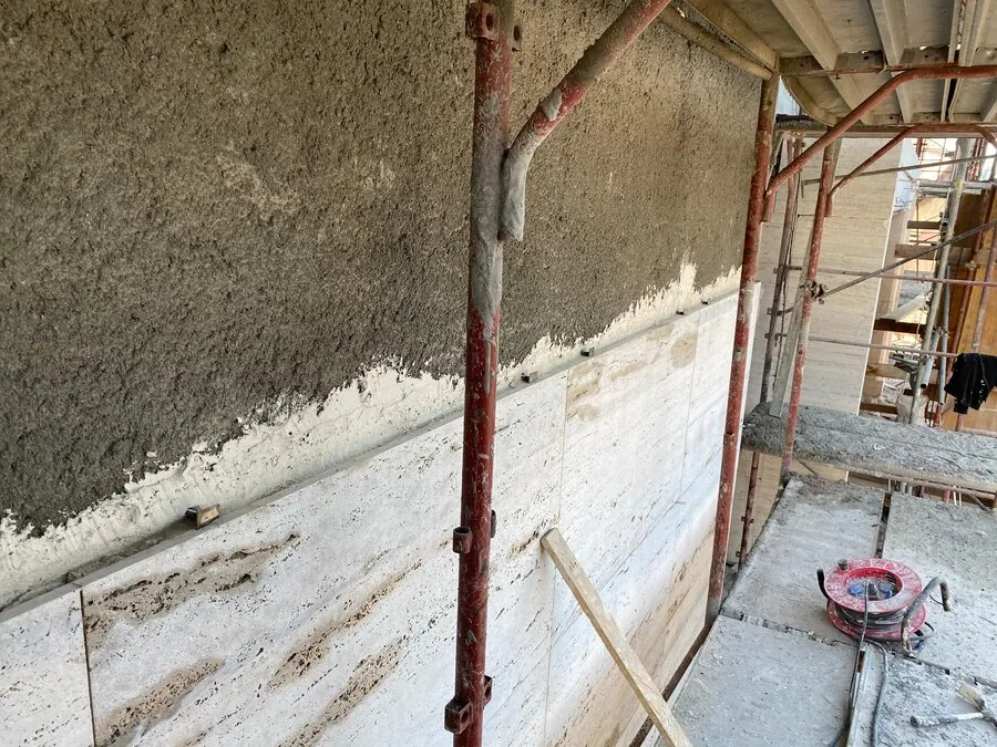 Pregătirea peretelui înainte de montajul travertinului