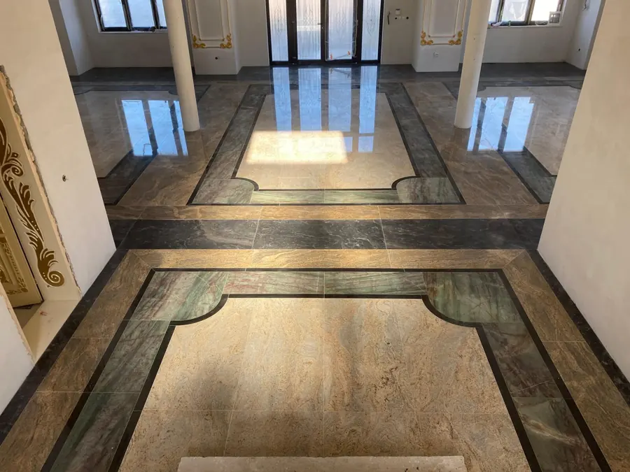 Hol și living cu pardoseală din marmură cu inserții decorative