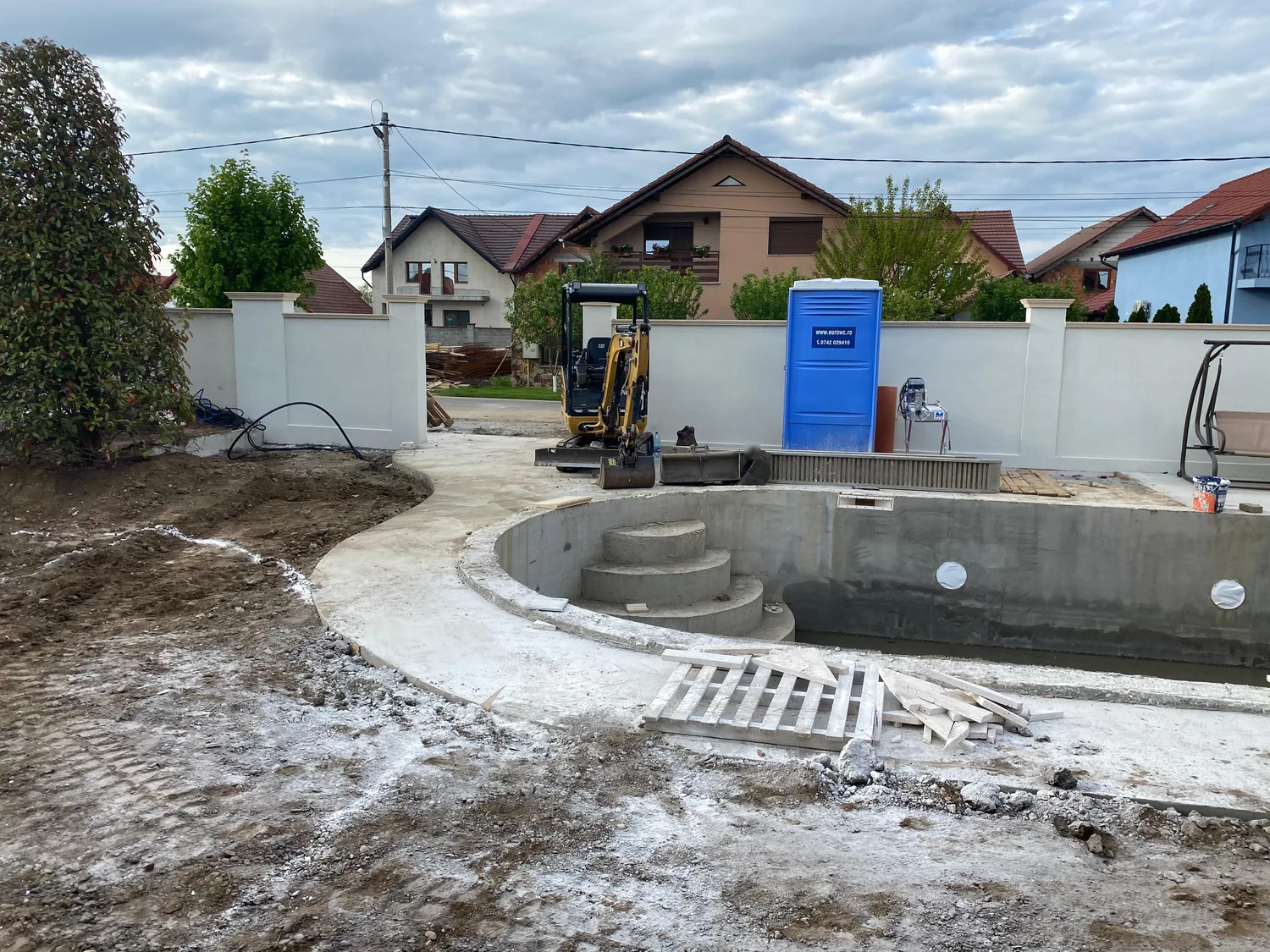 Zonă de piscină placată cu travertin