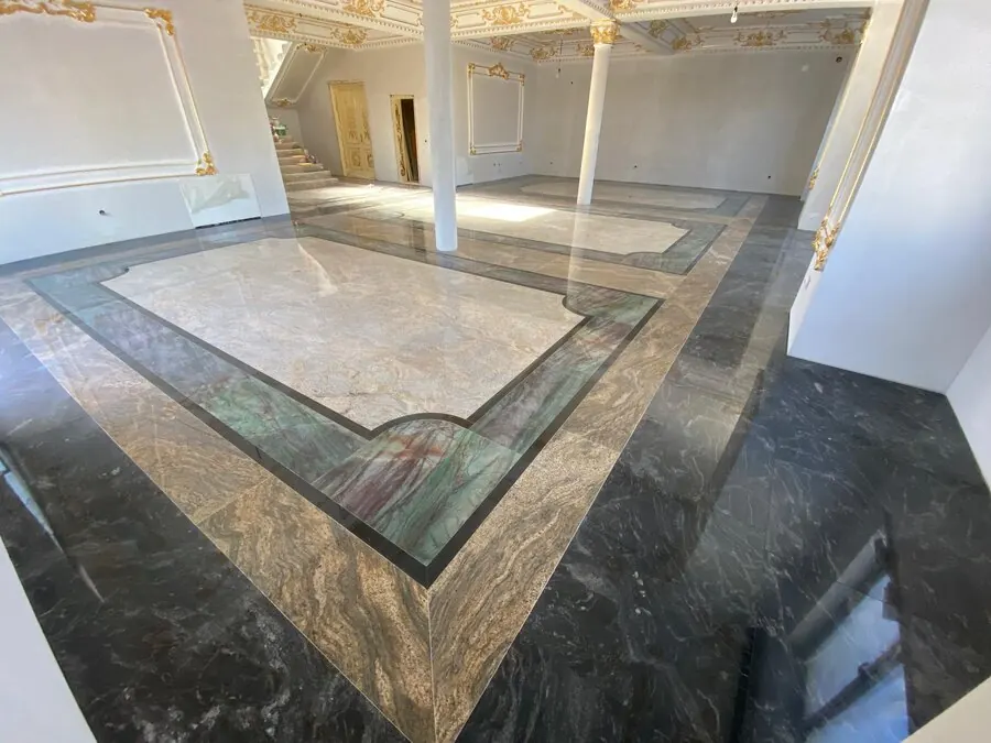 Pardoseală interioară din marmură cu model geometric